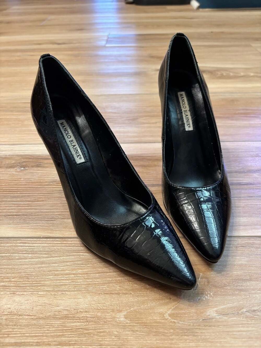 Manolo Blahnik Crocodile Embossed Patent Leather Pointed-Toe Pumps EXCELLENT